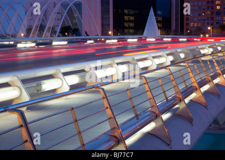 Valence, Valence, Espagne. Le Puente de Montolivet par nuit, Ciudad de las Artes y las Ciencias. Banque D'Images