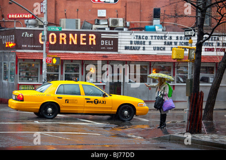 Woman hailing taxi à Soho, New York City Banque D'Images