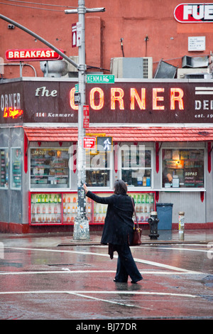 Woman hailing taxi à Soho, New York City Banque D'Images