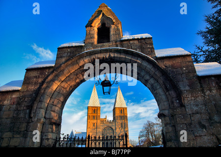 Hiver Neige Southwell Minster Southwell Nottinghamshire village East Midlands, Angleterre Banque D'Images