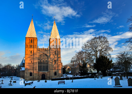 Hiver Neige Southwell Minster Southwell Nottinghamshire village East Midlands, Angleterre Banque D'Images