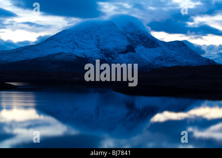 L'Écosse, les Highlands écossais, l'Assynt. Effacer les nuages de la pointe des Cùl Beag, une montagne dans la paroisse de Sutherland Assynt. Banque D'Images