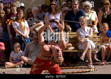 Une femme effectue busker astuces avec spinning boules de flamme à Ottawa Busker Festival annuel. Banque D'Images