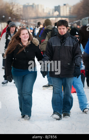 Un jeune couple se tenant la main et bénéficiant d'une promenade le long du canal Rideau à Ottawa, Ontario. Banque D'Images