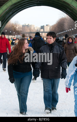 Un jeune couple se tenant la main et bénéficiant d'une promenade le long du canal Rideau à Ottawa, Ontario. Banque D'Images