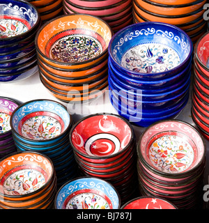Bols en céramique colorée en vente dans le grand bazar Istanbul TURQUIE Banque D'Images