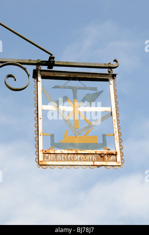 Zunftschild der Zimmerer gesehen à Goslar, Allemagne. - Signe de la Guilde des charpentiers vu à Goslar, Allemagne. Banque D'Images