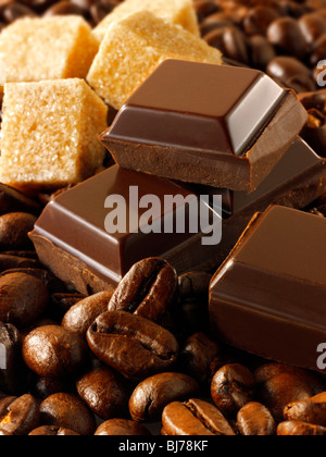 Morceaux de chocolat, grains de café et de sucre. Stock Photo Banque D'Images