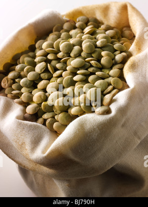 Lentilles vertes entières séchées - gros plan plein cadre Top shot (Vigna radiata) Banque D'Images