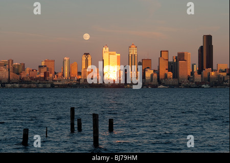 Image rétro des gratte-ciel de Seattle depuis l'ouest de Seattle avec une lune au-dessus d'Elliott Bay Washington State USA Banque D'Images