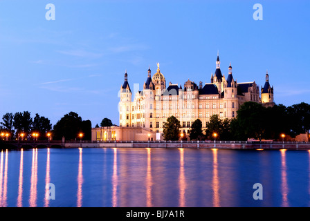 Le château de Schwerin dans la soirée, Schwerin, Allemagne Banque D'Images