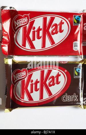 Deux barres de chocolat KitKat - un lait, un noir - Kit-Kat KitKat Kit Kat barre de chocolat - commerce équitable commerce équitable symbole logo Banque D'Images