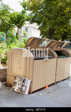 Poubelles dans une rue du Sud de la France. Banque D'Images