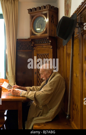 Un homme âgé dans un restaurant, Bolzano, Italie Banque D'Images