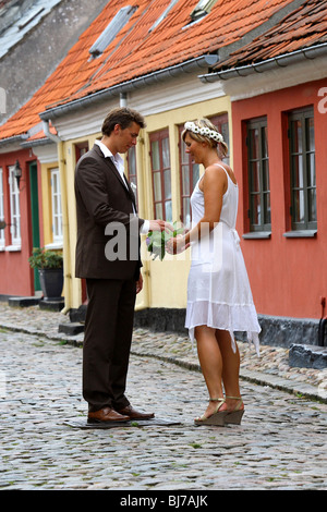 Jeune couple dans une rue, Aeroeskoebing, Danemark Banque D'Images