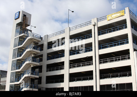 Un parking à étages dans une ville du Royaume-Uni. Banque D'Images