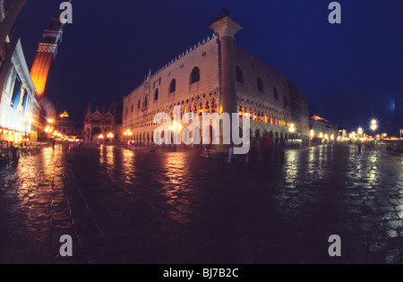 Venise, juillet 2008 -- La Place St Marc avec le Campanile (clocher) et le Palazzo Ducale (Palais des Doges) pendant la nuit. Banque D'Images