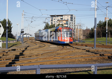 Sheffield Tram sur Park Square rond-point jonction Sheffield centre-ville Angleterre Royaume-Uni réseau ferroviaire de transport public Banque D'Images