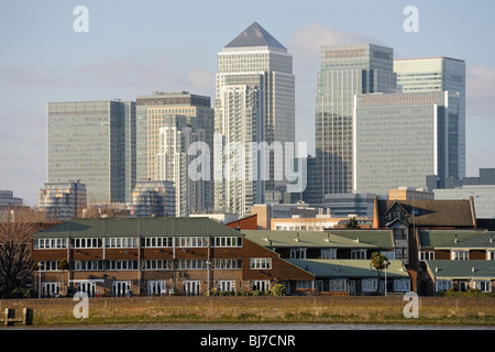 Canary Wharf, le quartier des affaires financières à Londres, Angleterre, Royaume-Uni, Europe, dans une lumière chaude, fin d'un après-midi d'hiver Banque D'Images