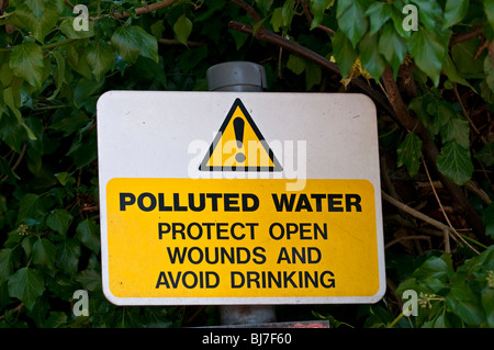 Pollution : la pollution de l'eau signe. River Mole, Surrey, Angleterre Banque D'Images