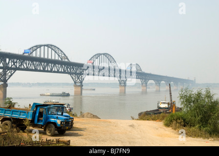 Pont de la rivière Yangtze. Jiujiang. La province de Jiangxi, Chine. Banque D'Images