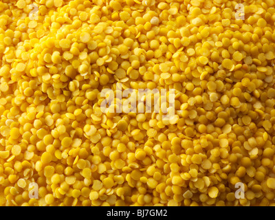 Lentilles jaunes entières séchées - gros plan plein cadre. Banque D'Images