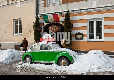 Un VW voiture garée dans un banc de neige dans la vieille ville de Varsovie Pologne Banque D'Images