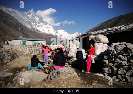 Les porteurs dans l'Himalaya -- Dingboche, Népal Banque D'Images