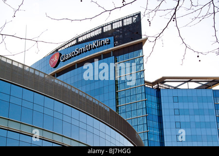 Glaxo Smith Kline, structure de verre sur l'A4 'Golden Mile' de la Great West Road, Brentford dans Londres Banque D'Images