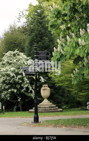 Panneau routier à Bath's Royal Victoria Park, Bath, Somerset, Angleterre Banque D'Images