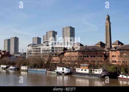 Les péniches et bateaux amarrés résidentiel voguant sur la Tamise à Brentford Banque D'Images