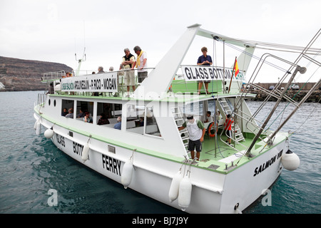 Fond de Verre le ferry du port de plaisance de Puerto de Mogan Gran Canaria Banque D'Images