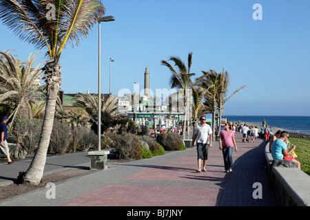 Vue sur la promenade nommé lugar las meloneras avec le phare de Maspalomas en arrière-plan Gran Canaria espagne Banque D'Images