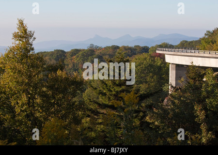 Grandfather Mountain Bridge Linn Cove Viaduc Caroline du Nord NC Appalachian Mountains sur Blue Ridge Parkway forêt dense use nature haute résolution Banque D'Images