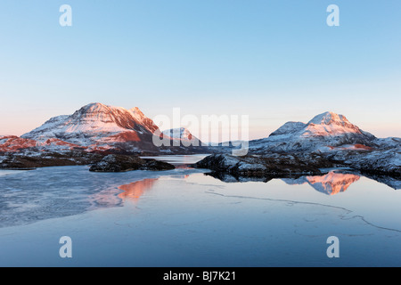 Mor et cul cul Beag reflétée dans le Loch, Sionascaig Inverpolly, Ross et Cromarty, Ecosse, Royaume-Uni. Banque D'Images
