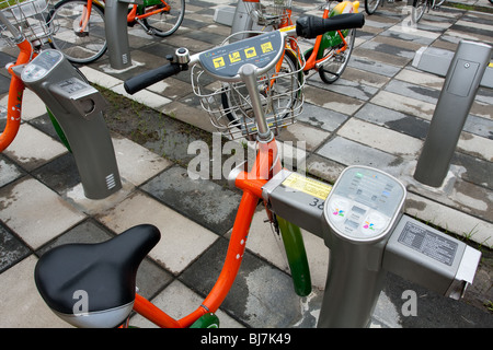 Parking à vélos publics YouBike (U) vélo Vélos Station, Zhongxin Plaza, Xinyi District, Taipei, Taiwan Banque D'Images