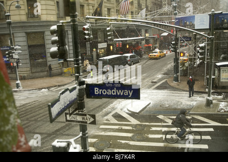 Matin neigeux, 32nd Street et Broadway, à l'extrémité sud de Greeley Square, Manhattan. Banque D'Images