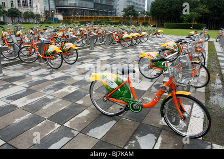 Parking à vélos publics YouBike (U) vélo Vélos Station, Zhongxin Plaza, Xinyi District, Taipei, Taiwan Banque D'Images