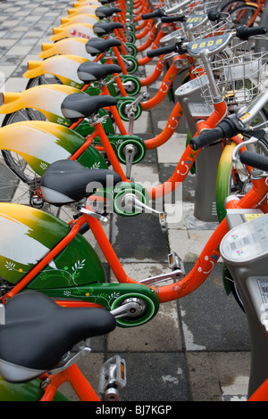 Parking à vélos publics YouBike (U) vélo Vélos Station, Zhongxin Plaza, Xinyi District, Taipei, Taiwan Banque D'Images