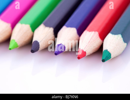 Macro de crayons de couleur isolé sur fond blanc Banque D'Images