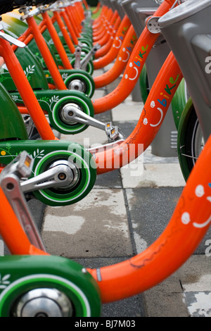 Parking à vélos publics YouBike (U) vélo Vélos Station, Zhongxin Plaza, Xinyi District, Taipei, Taiwan Banque D'Images