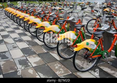 Parking à vélos publics YouBike (U) vélo Vélos Station, Zhongxin Plaza, Xinyi District, Taipei, Taiwan Banque D'Images
