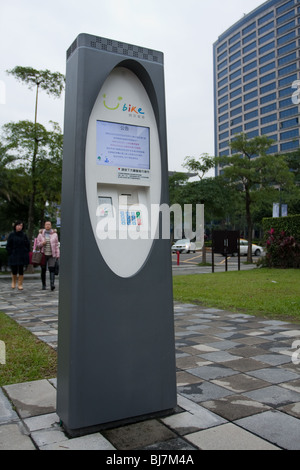 Électronique automatisé de location de vélos en gare, YouBike RFID (U) vélo Vélos Station, Zhongxin Plaza, Xinyi District, Taipei City, T Banque D'Images