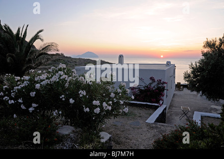 Un coucher de soleil sur la mer Méditerranée, vue depuis une villa blanchie à la chaux dans le village de Polara, sur l'île de Salina, les îles éoliennes, la Sicile, l'Italie. Banque D'Images