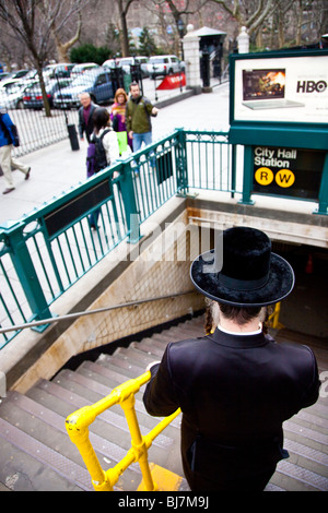 L'homme Juif hassidique dans Manhattan, New York City Banque D'Images