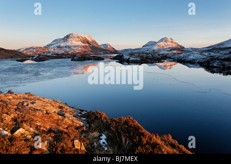 Mor et cul cul Beag reflétée dans le Loch, Sionascaig Inverpolly, Ross et Cromarty, Ecosse, Royaume-Uni. Banque D'Images