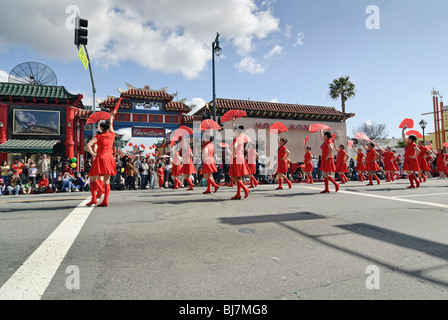 Défilé du Nouvel An chinois dans le quartier chinois de Los Angeles, Californie. Avec des fanfares, des chars, et des danseurs. Banque D'Images