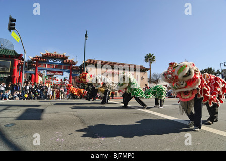 Défilé du Nouvel An chinois dans le quartier chinois de Los Angeles, Californie. Les Dragons et Lion Dancers. Banque D'Images