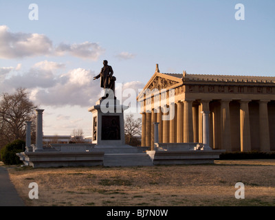 John W. Thomas statue et Parthénon réplique. Parc du centenaire de Nashville, Tennessee. Banque D'Images