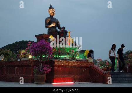 Pèlerins dans la Loi Kratong festival 'make mérite' à Bouddha avant la soirée de festivités, Wat Mahathat, Sukhothai, Thaïlande Banque D'Images